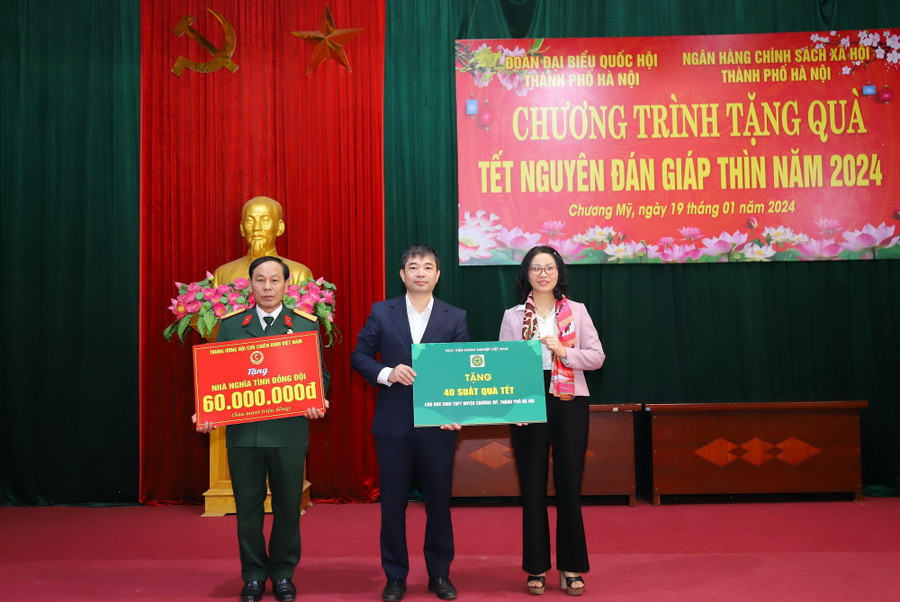 GS.TS Nguyễn Thị Lan – Giám đốc Học viện Nông nghiệp Việt Nam trao 40 suất quà Tết cho học sinh THPT của huyện Chương Mỹ (Hà Nội). GS.TS Nguyễn Thị Lan – Giám đốc Học viện Nông nghiệp Việt Nam trao 40 suất quà Tết cho học sinh THPT của huyện Chương Mỹ (Hà Nội).
