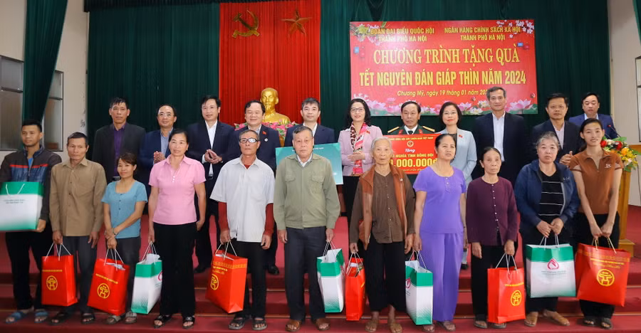 Đoàn đại biểu Quốc hội TP Hà Nội và Học viện Nông nghiệp Việt Nam tặng quà Tết cho gia đình chính sách, có hoàn cảnh khó khăn và học sinh vượt khó.