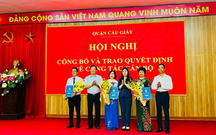 Các ông/bà: Trần Thị Phương Hoa - Thành uỷ viên, Bí thư quận uỷ quận Cầu Giấy, Nguyễn Văn Chiến - Phó Bí thư thường trực, Chủ tịch Hội đồng nhân dân quận, Bùi Tuấn Anh - Phó Bí thư quận uỷ, Chủ tịch uỷ ban nhân dân quận chúc mừng và trao quyết cho Ban giám hiệu Trường Tiểu học Nguyễn Viết Xuân. Các ông/bà: Trần Thị Phương Hoa - Thành uỷ viên, Bí thư quận uỷ quận Cầu Giấy, Nguyễn Văn Chiến - Phó Bí thư thường trực, Chủ tịch Hội đồng nhân dân quận, Bùi Tuấn Anh - Phó Bí thư quận uỷ, Chủ tịch uỷ ban nhân dân quận chúc mừng và trao quyết cho Ban giám hiệu Trường Tiểu học Nguyễn Viết Xuân.