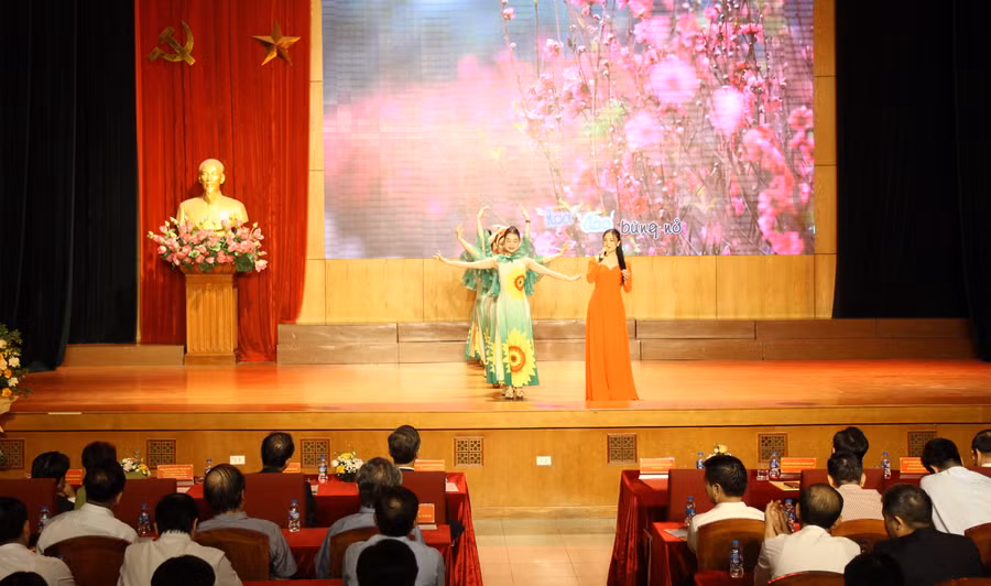 Văn nghệ chào mừng.