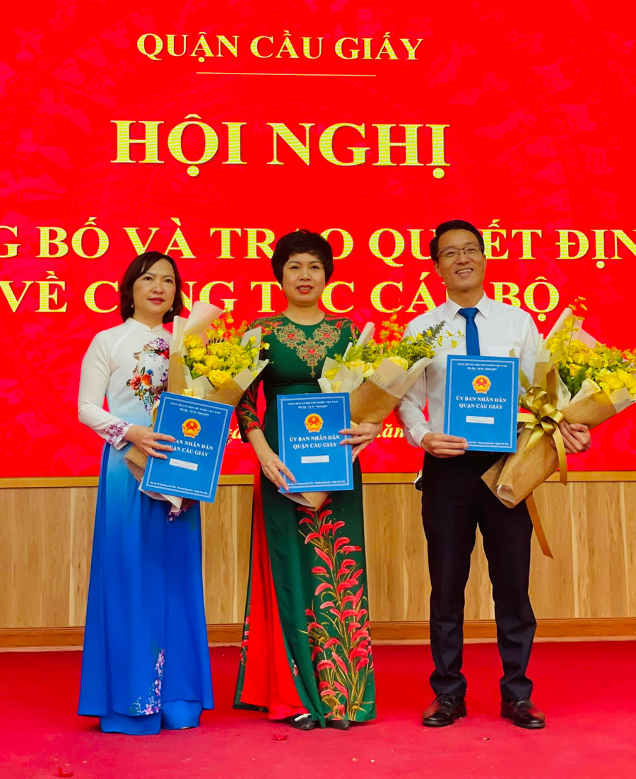 Ban Giám hiệu Trường Tiểu học Nguyễn Viết Xuân. Ban Giám hiệu Trường Tiểu học Nguyễn Viết Xuân.