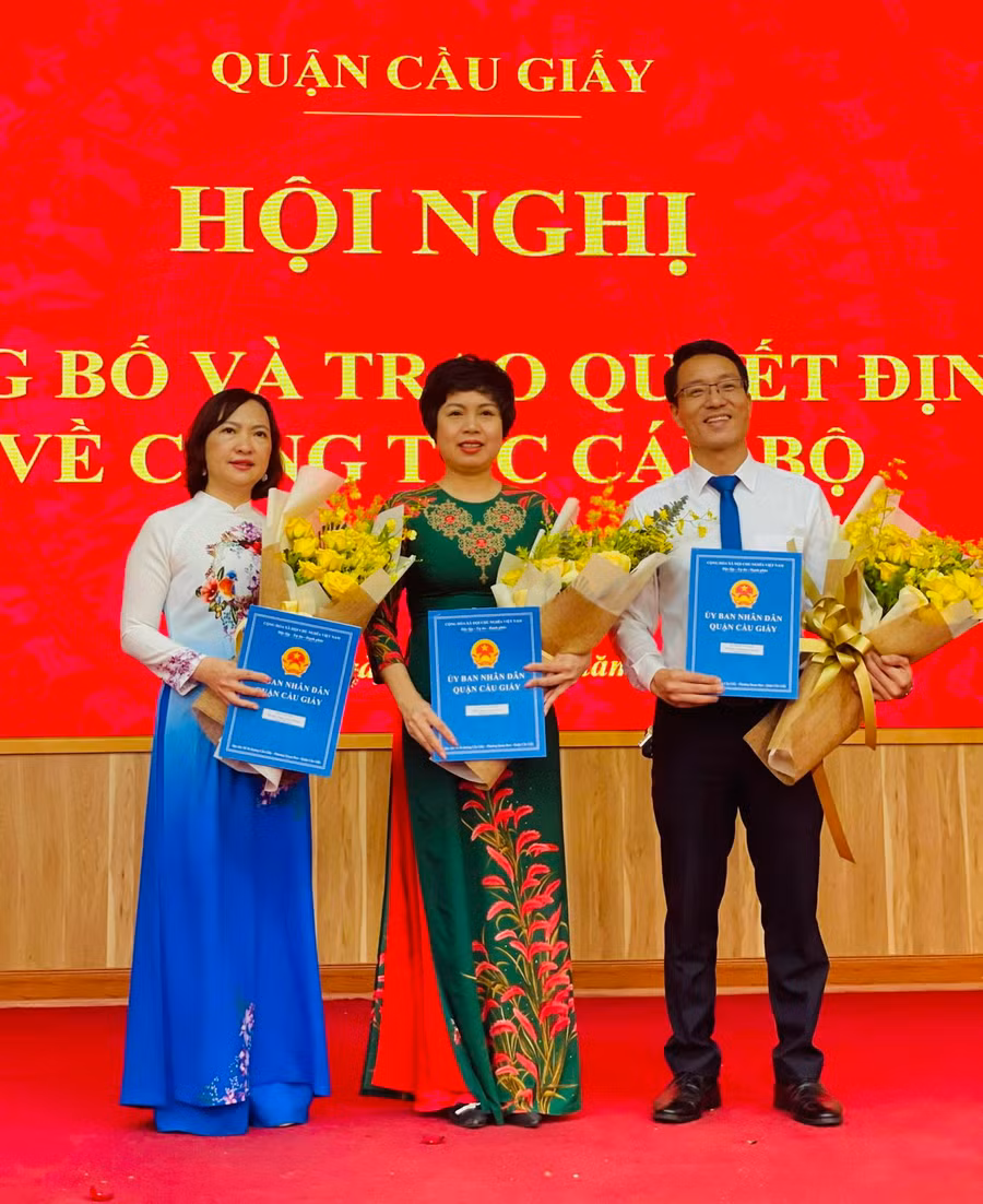 Ban Giám hiệu Trường Tiểu học Nguyễn Viết Xuân.