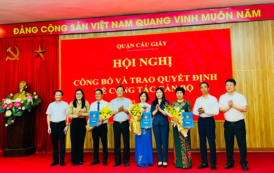 Đại diện lãnh đạo quận uỷ, hội đồng nhân dân, UBND, phòng GD&ĐT quận Cầu Giấy chụp ảnh cùng Ban giám hiệu trường Tiểu học Nguyễn Viết Xuân. Đại diện lãnh đạo quận uỷ, hội đồng nhân dân, UBND, phòng GD&ĐT quận Cầu Giấy chụp ảnh cùng Ban giám hiệu trường Tiểu học Nguyễn Viết Xuân.