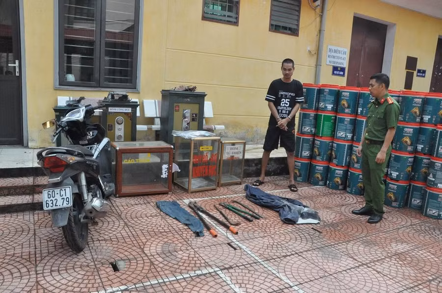 Phan Hữu Thuân cùng tang vật của vụ án.