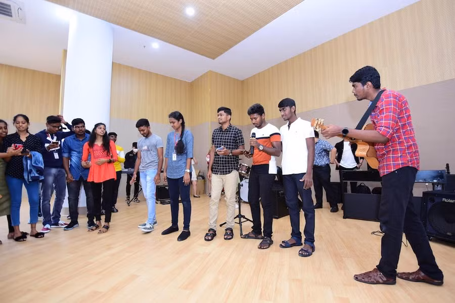 Quỹ học bổng HIU Foundation khuyến khích sinh viên giỏi phát triển tài năng Quỹ học bổng HIU Foundation khuyến khích sinh viên giỏi phát triển tài năng