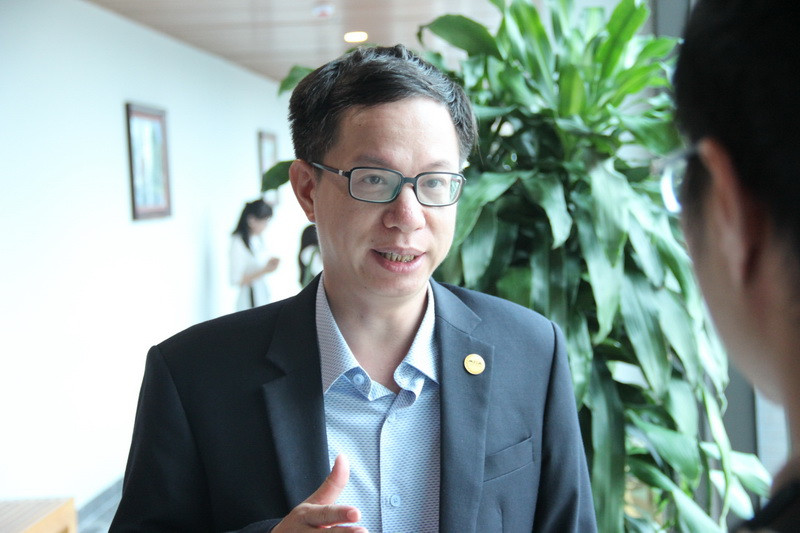 Ông Nguyễn Xuân Hoàng trao đổi.