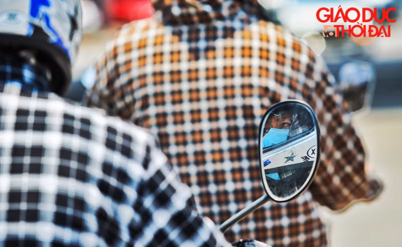 Cánh mày râu cũng bảo hộ kín mít trước sức nóng của mặt trời, hơi nóng từ mặt đường hấp lên...