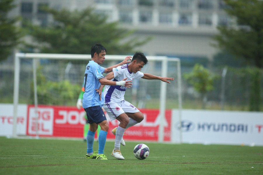 Dưới sân, các cầu thủ thi đấu rất máu lửa. Dưới sân, các cầu thủ thi đấu rất máu lửa.