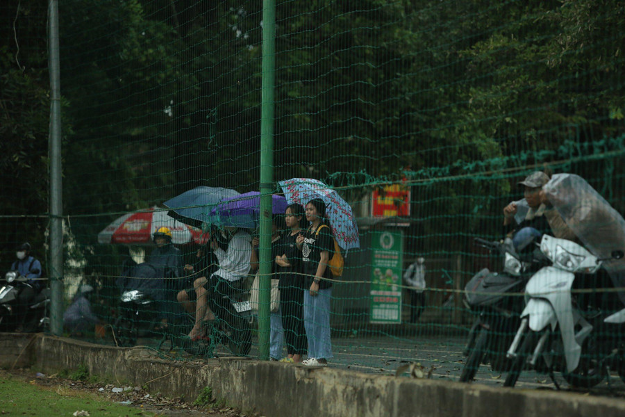 Khi các trận đấu diễn ra dưới trời mưa nhưng khán giả vẫn che dù, mặc áo mưa để xem. Khi các trận đấu diễn ra dưới trời mưa nhưng khán giả vẫn che dù, mặc áo mưa để xem.