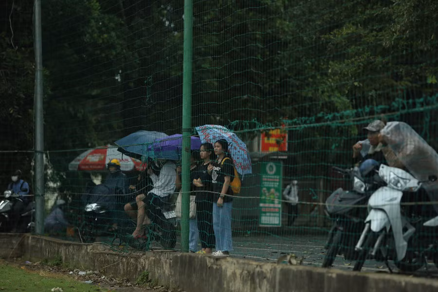 Khi các trận đấu diễn ra dưới trời mưa nhưng khán giả vẫn che dù, mặc áo mưa để xem.