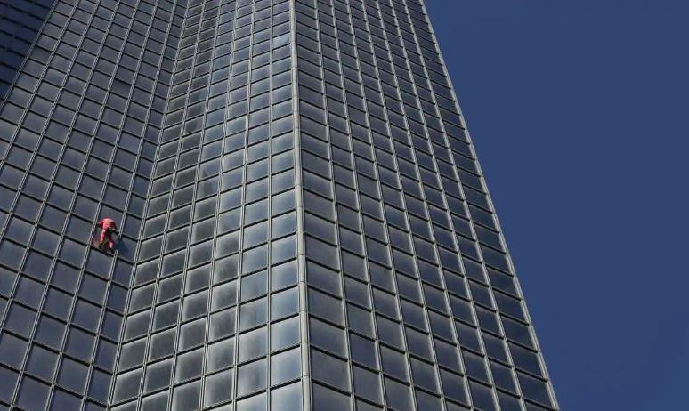 Ông Alain Robert leo lên tòa nhà chọc trời Tour Total ở Paris vào ngày 17/9. Ảnh: Lucien Libert/ Reuters. Ông Alain Robert leo lên tòa nhà chọc trời Tour Total ở Paris vào ngày 17/9. Ảnh: Lucien Libert/ Reuters.