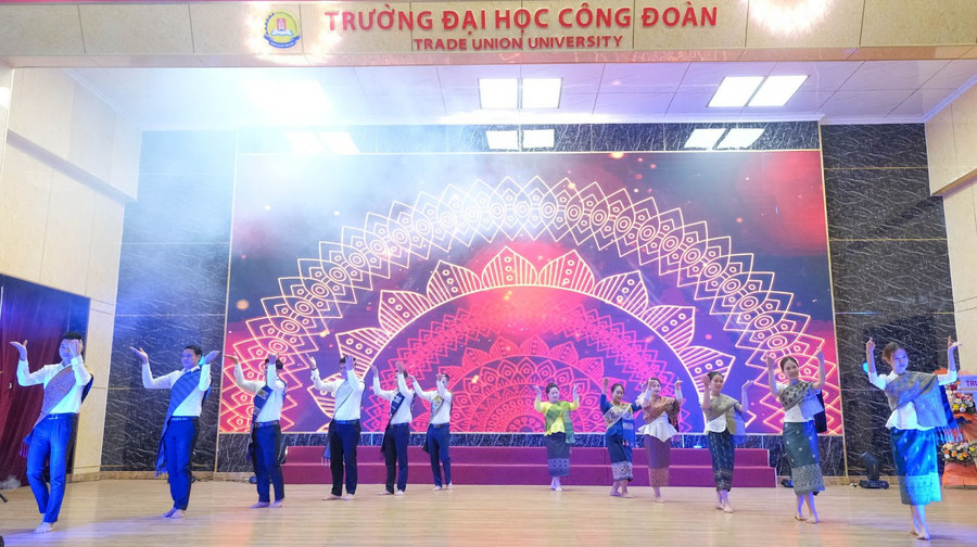 Tiết mục văn nghệ của lưu học sinh Lào. Tiết mục văn nghệ của lưu học sinh Lào.