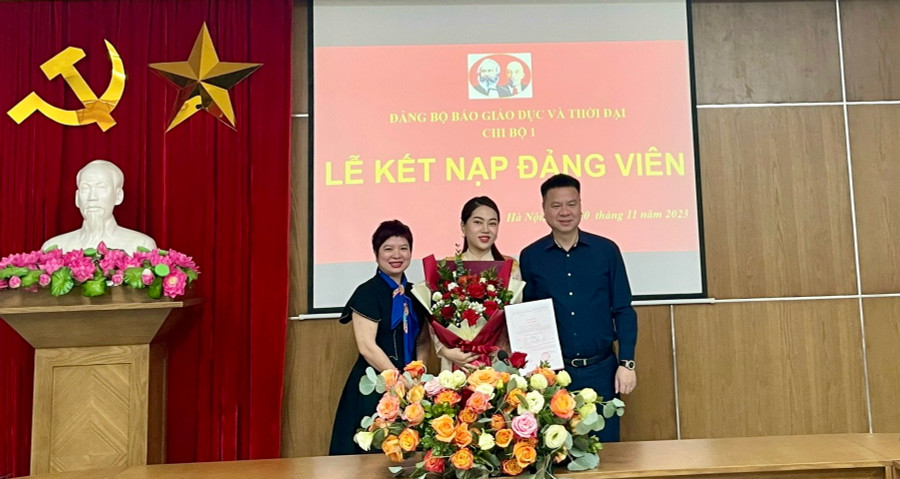 Đồng chí Triệu Ngọc Lâm (bìa phải) và đồng chí Dương Thị Thanh Hương (bìa trái) trao quyết định và tặng hoa chúc mừng đồng chí Ngô Hải My. Đồng chí Triệu Ngọc Lâm (bìa phải) và đồng chí Dương Thị Thanh Hương (bìa trái) trao quyết định và tặng hoa chúc mừng đồng chí Ngô Hải My.
