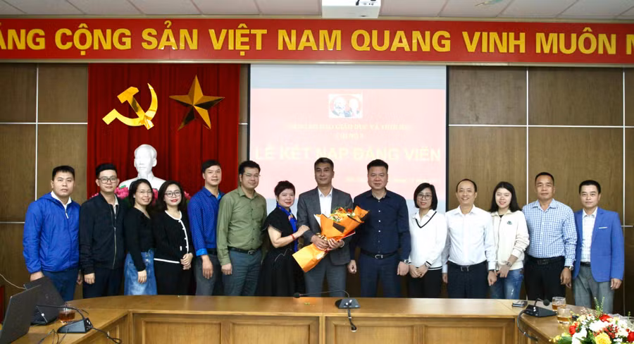 Đồng chí Triệu Ngọc Lâm và đồng chí Dương Thị Thanh Hương cùng các Đảng viên Chi bộ 3 chúc mừng tân Đảng viên Ngô Sỹ Nha.