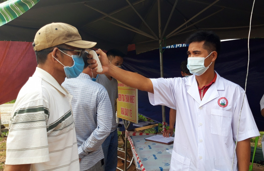 Ngành chức năng tỉnh Gia Lai đo thân nhiệt, sát khuẩn đối với người dân vào địa bàn tỉnh.