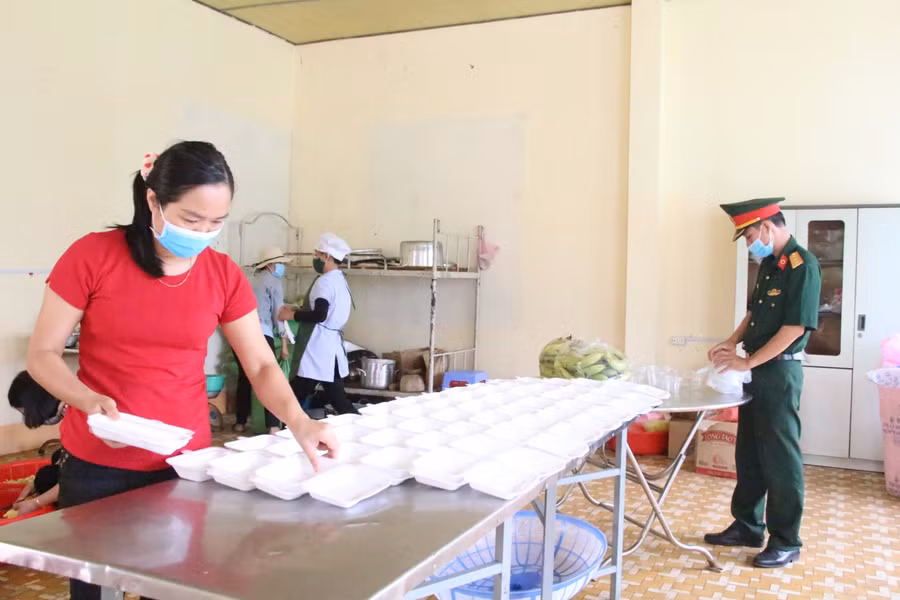 Cô Huệ chia cơm tại Khu cách ly Trường Cao đẳng cộng đồng cơ sở 4.