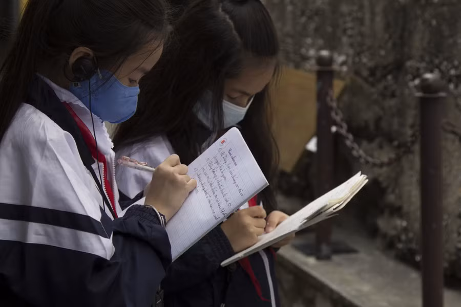 Các em học sinh cẩn trọng ghi chú thông tin tại buổi tham quan