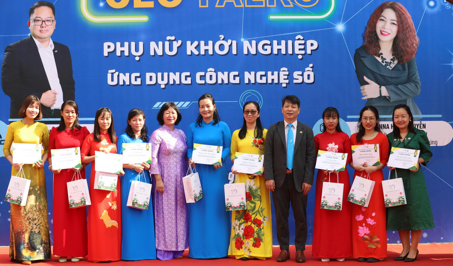 PGS.TS Trần Quang Tiến - Giám đốc Học viện trao Giấy chứng nhận cho cho các học viên hoàn thành khóa học “Phụ nữ Việt tự tin làm kinh tế”. PGS.TS Trần Quang Tiến - Giám đốc Học viện trao Giấy chứng nhận cho cho các học viên hoàn thành khóa học “Phụ nữ Việt tự tin làm kinh tế”.