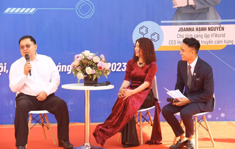 Ông Hoàng Tiến Nam và bà Joana Hạnh Nguyễn chia sẻ nhiều kiến thức, kỹ năng khởi nghiệp tại Tọa đàm sáng 14/1