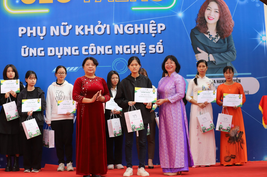 10 nghìn phụ nữ gồm doanh nhân, chủ doanh nghiệp, chủ hộ kinh doanh và sinh viên nữ đã tham gia khóa học “Phụ nữ Việt tự tin làm kinh tế”; trong đó có trên 5 nghìn học viên hoàn thành 100% khóa học. 10 nghìn phụ nữ gồm doanh nhân, chủ doanh nghiệp, chủ hộ kinh doanh và sinh viên nữ đã tham gia khóa học “Phụ nữ Việt tự tin làm kinh tế”; trong đó có trên 5 nghìn học viên hoàn thành 100% khóa học.