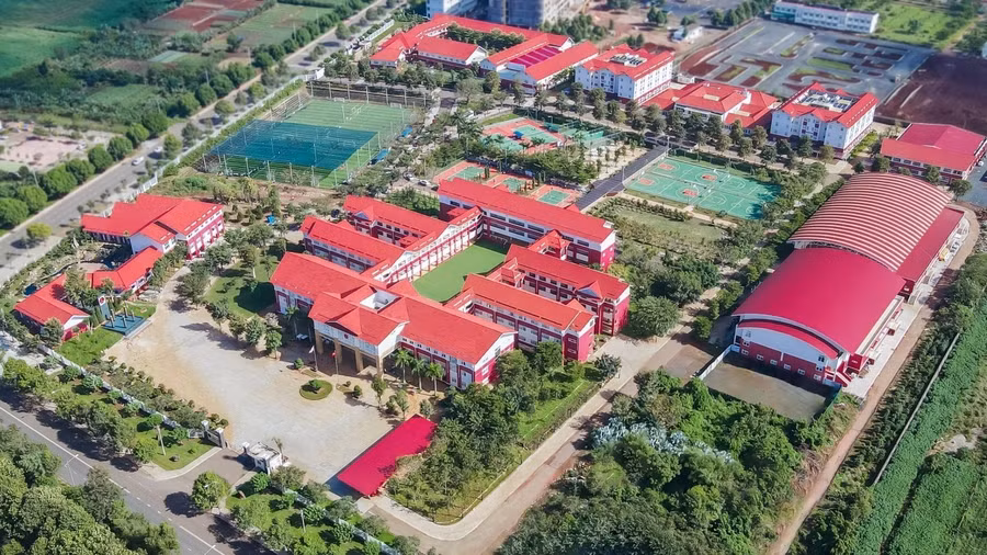 Trường Hoàng Việt có khuôn viên gần 11ha với cơ sở vật chất hiện đại, đội ngũ giáo viên chất lượng.