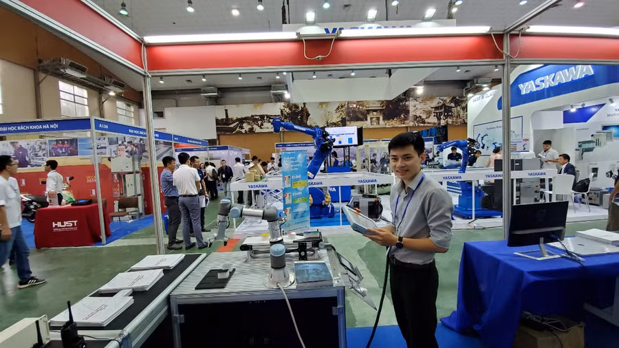 Sinh viên ngành kỹ thuật điều khiển và tự động hóa tham gia triển lãm-thời điểm chưa có dịch Covid-19.