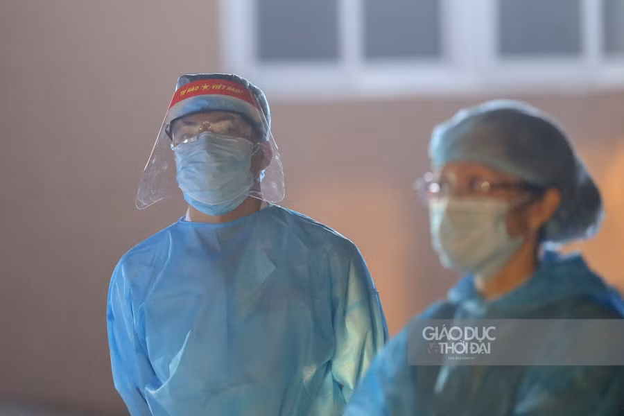 Xuất hiện ca mắc Covid-19, bệnh viện E tạm phong tỏa ngay trong đêm ảnh 9