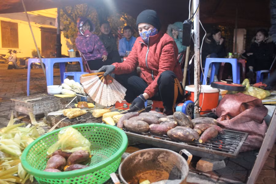 Ngô nướng, khoai nướng, mía hấp... những món ăn đặc trưng được các bạn trẻ yêu thích trong thời tiết lạnh giá.