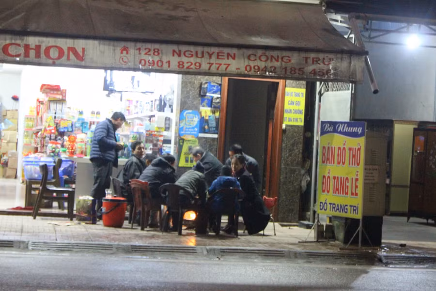 Nhiều ngày qua tại Hà Tĩnh, nhiệt độ duy trì từ 8-11 độ C. Thời tiết giá rét, khiến nhiều hộ dân kinh doanh buôn bán tại tuyến đường Nguyễn Công Trú (TP Hà Tĩnh) phải tụ tập nhóm lửa sưởi ấm.