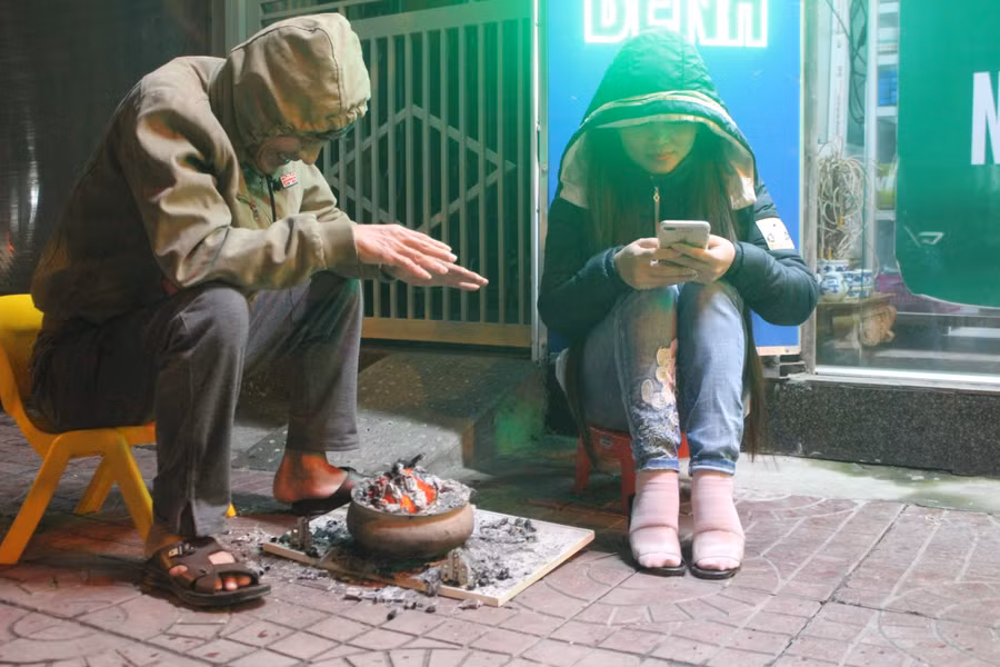 Chỉ với một chiếc nồi đất đã có ngay một bếp sưởi để chống chọi với cái lạnh.