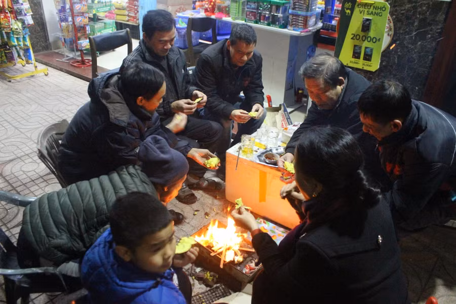 Hà Tĩnh rét căm căm, người dân đốt củi sưởi ấm trên phố ảnh 6