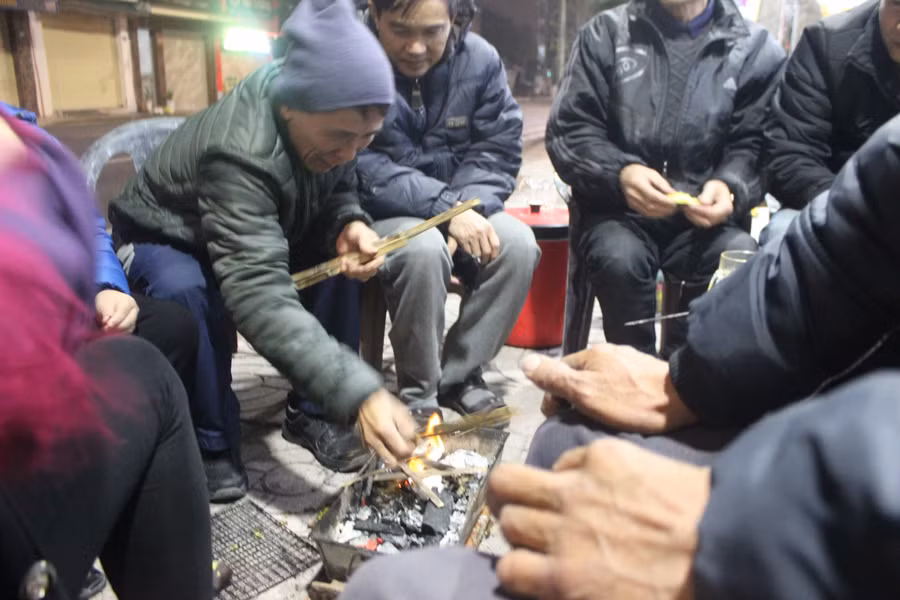 Một vài nhánh củi đã nhóm được đống lửa nhỏ để sưởi ấm.