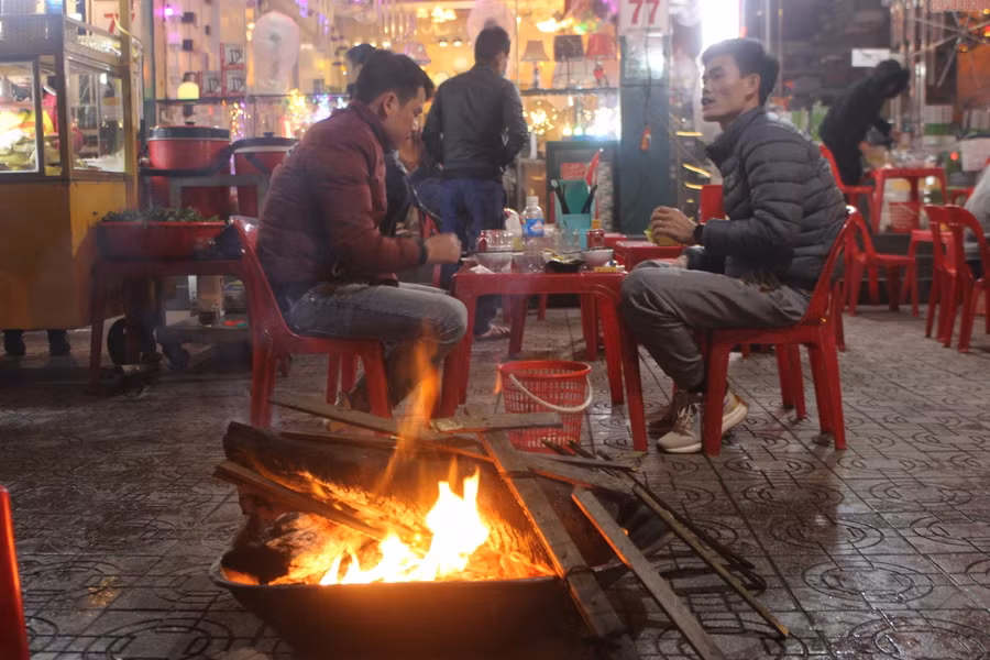 Một quán ăn đêm ngoài trời trên đường Hải Thượng Lãn Ông (TP Hà Tĩnh) phải đốt lửa để giúp khách hàng ấm hơn.