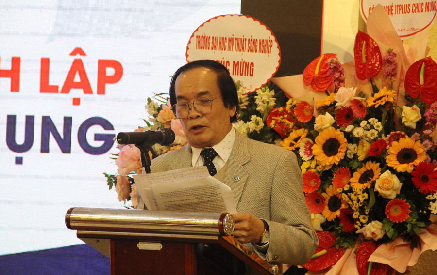 ThS, họa sĩ Bùi Quang Hải - Trưởng khoa Mỹ thuật Ứng dụng phát biểu tại buổi lễ. ThS, họa sĩ Bùi Quang Hải - Trưởng khoa Mỹ thuật Ứng dụng phát biểu tại buổi lễ.
