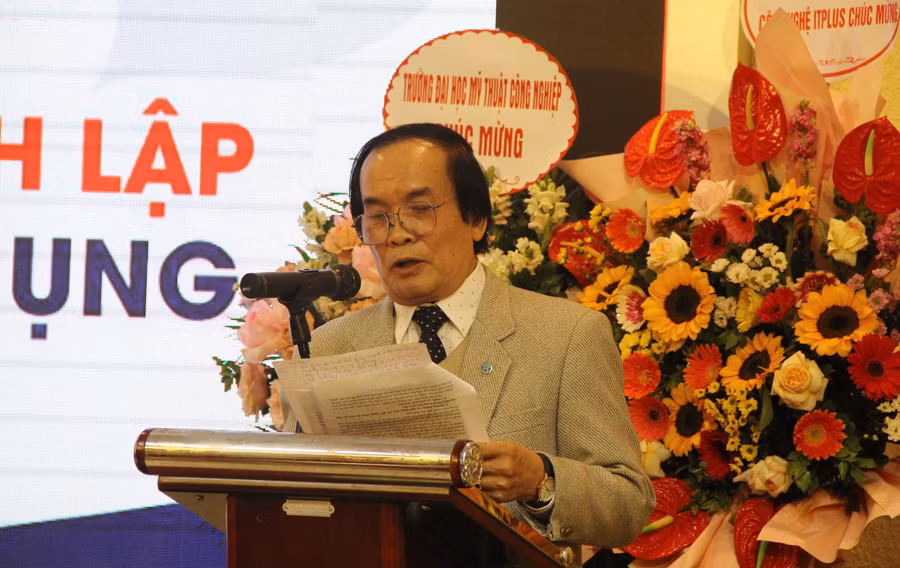 ThS, họa sĩ Bùi Quang Hải - Trưởng khoa Mỹ thuật Ứng dụng phát biểu tại buổi lễ.