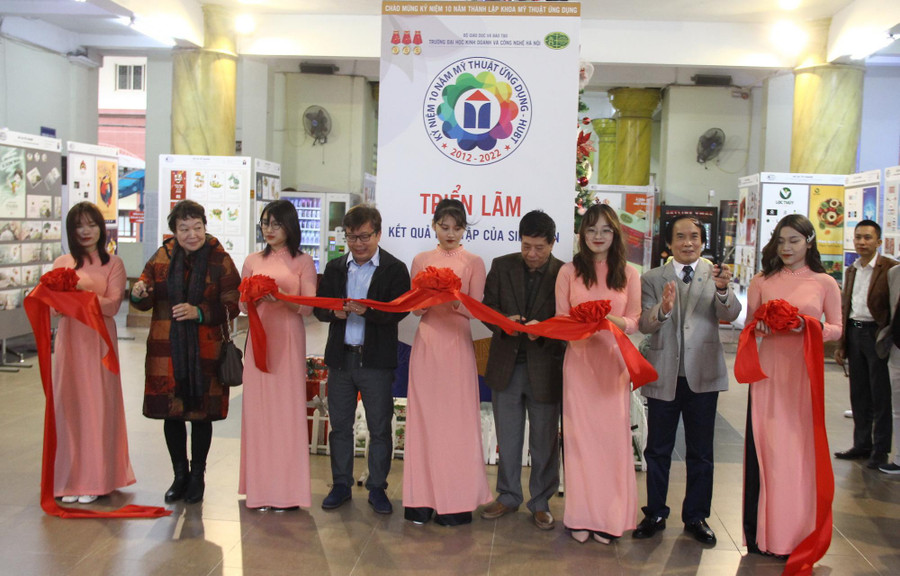 Cắt băng khai mạc Triển lãm kết quả học tập của sinh viên ngành Đồ hoạ, Nội thất. Cắt băng khai mạc Triển lãm kết quả học tập của sinh viên ngành Đồ hoạ, Nội thất.