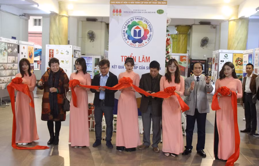 Cắt băng khai mạc Triển lãm kết quả học tập của sinh viên ngành Đồ hoạ, Nội thất.