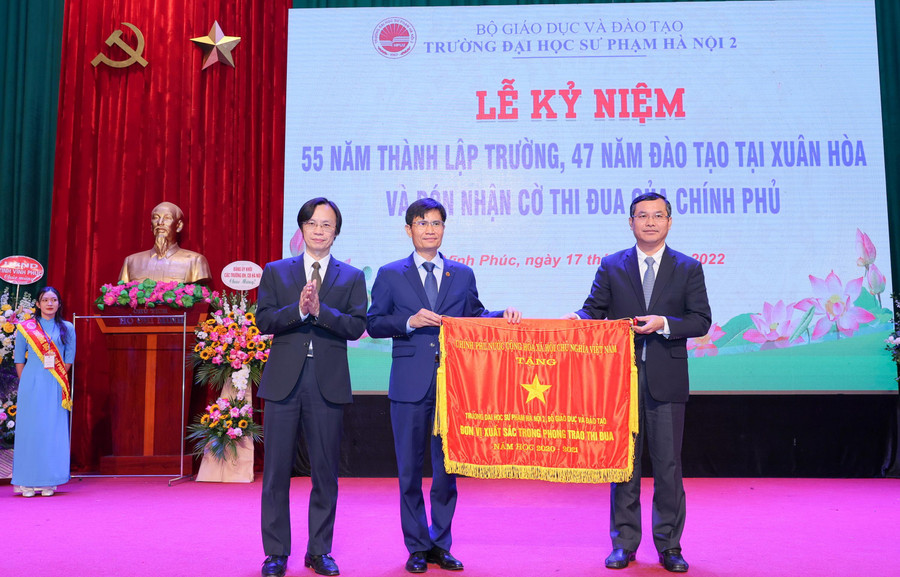 Thứ trưởng Bộ GD&ĐT Nguyễn Văn Phúc (ngoài cùng bên phải) trao Cờ thi đua của Chính phủ cho đại diện lãnh đạo Trường ĐH Sư phạm Hà Nội 2