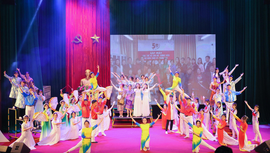 Văn nghệ chào mừng. Văn nghệ chào mừng.