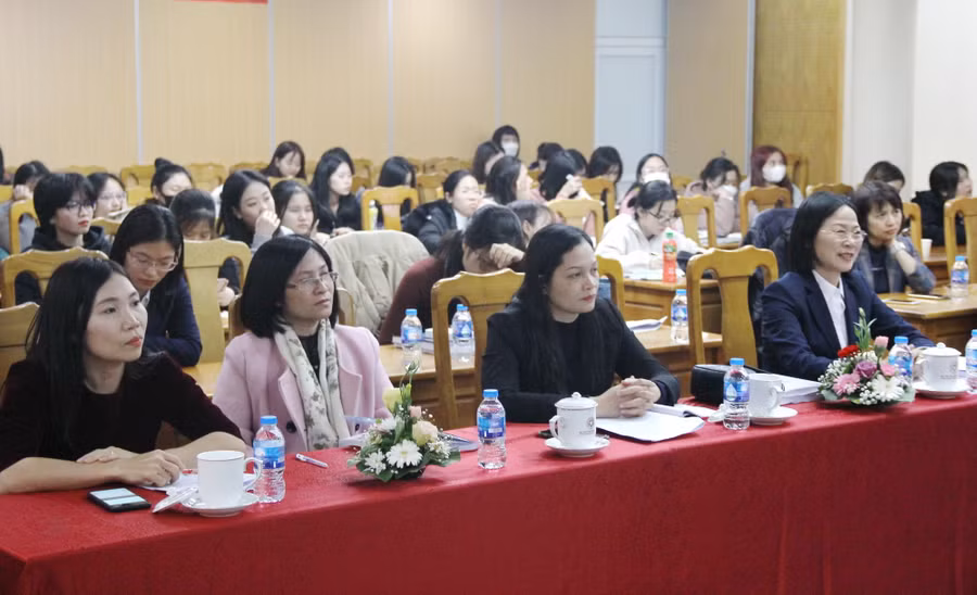 Các chuyên gia, nhà khoa học, giảng viên, sinh viên tham dự hội thảo.