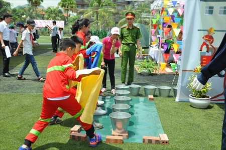 Thử làm chiến sĩ phòng cháy chữa cháy nào