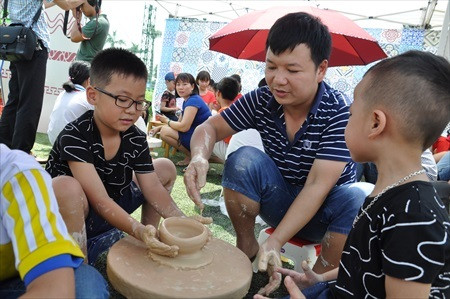 Em thực hành nghề làm gốm Đông Triều