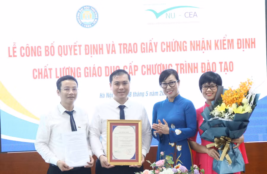 TS Tạ Thu Hiền (thứ 3 từ phải qua trái) trao Giấy chứng nhận kiểm định chất lượng Chương trình ngành Logistics và Quản lý chuỗi cung ứng.