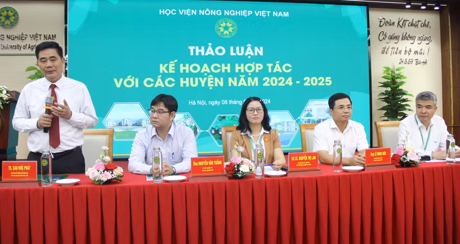 TS Cao Đức Phát - nguyên Bộ trưởng Bộ Nông nghiệp và Phát triển nông thôn cùng các chuyên gia, nhà khoa học của Học viện Nông nghiệp Việt Nam trao đổi tại hội nghị.