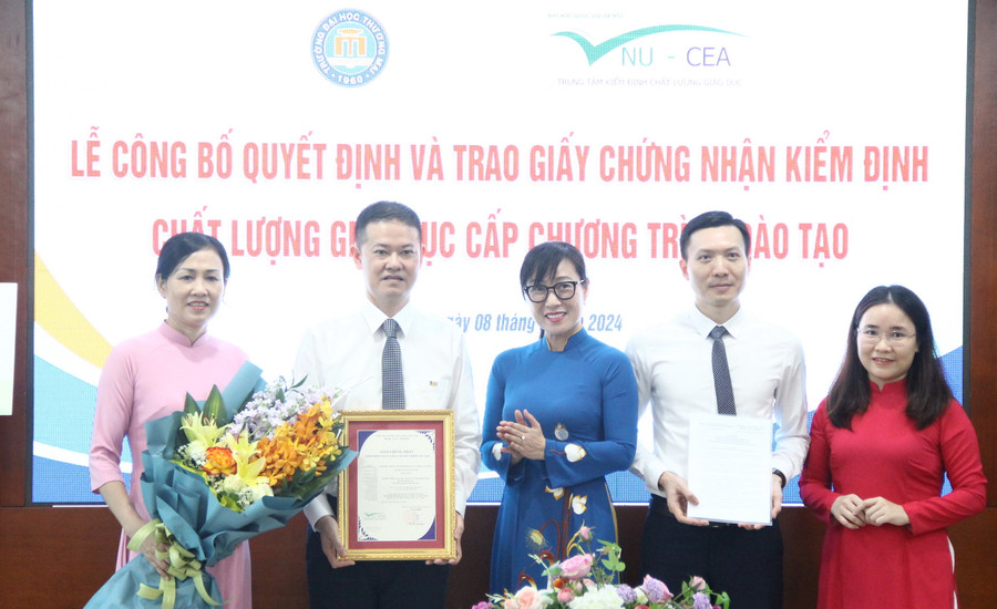 TS Tạ Thu Hiền (thứ 3 từ phải qua trái) trao Giấy chứng nhận kiểm định chất lượng Chương trình ngành Kiểm toán. TS Tạ Thu Hiền (thứ 3 từ phải qua trái) trao Giấy chứng nhận kiểm định chất lượng Chương trình ngành Kiểm toán.