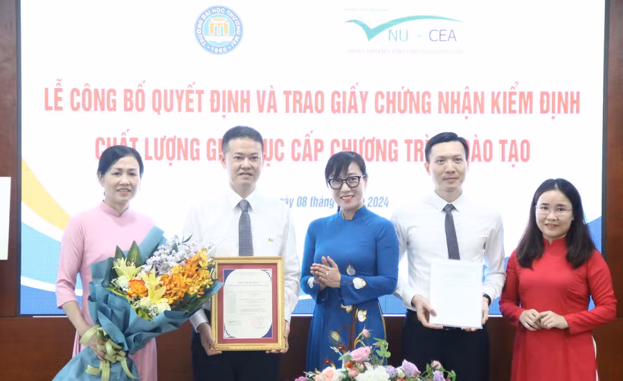 TS Tạ Thu Hiền (thứ 3 từ phải qua trái) trao Giấy chứng nhận kiểm định chất lượng Chương trình ngành Kiểm toán.