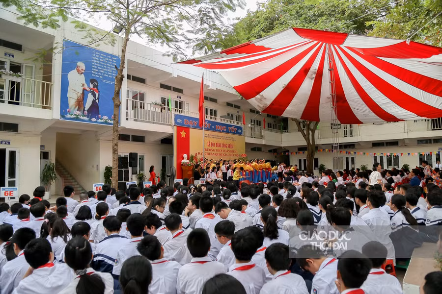 Sau 50 năm xây dựng và phát triển, trường THCS Hoàn Kiếm vinh dự được UBND Thành phố Hà nội trao Bằng công nhận trường THCS đạt chuẩn Quốc Gia mức độ 1.