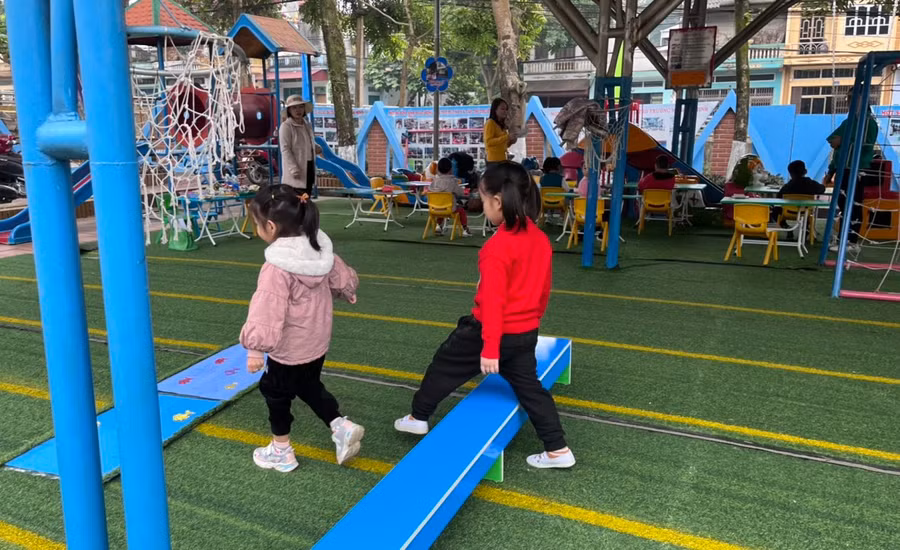 Trẻ tự tin thực hiện các bài tập theo hướng dẫn của đánh giá viên và các cô giáo.