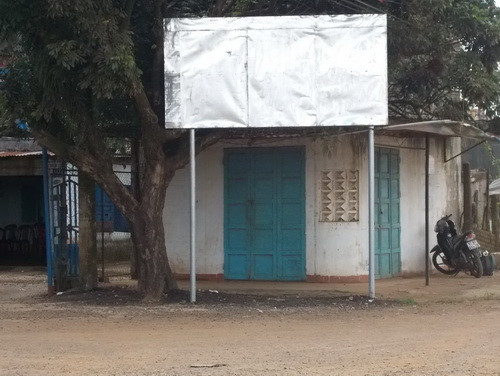 Đến nay, các biển hiệu đã được tháo dỡ