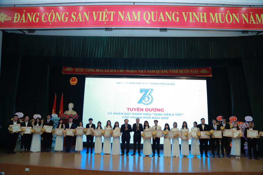 Những &apos;Sinh viên 5 tốt&apos; cấp Thành phố nhận giải thưởng tại chương trình.